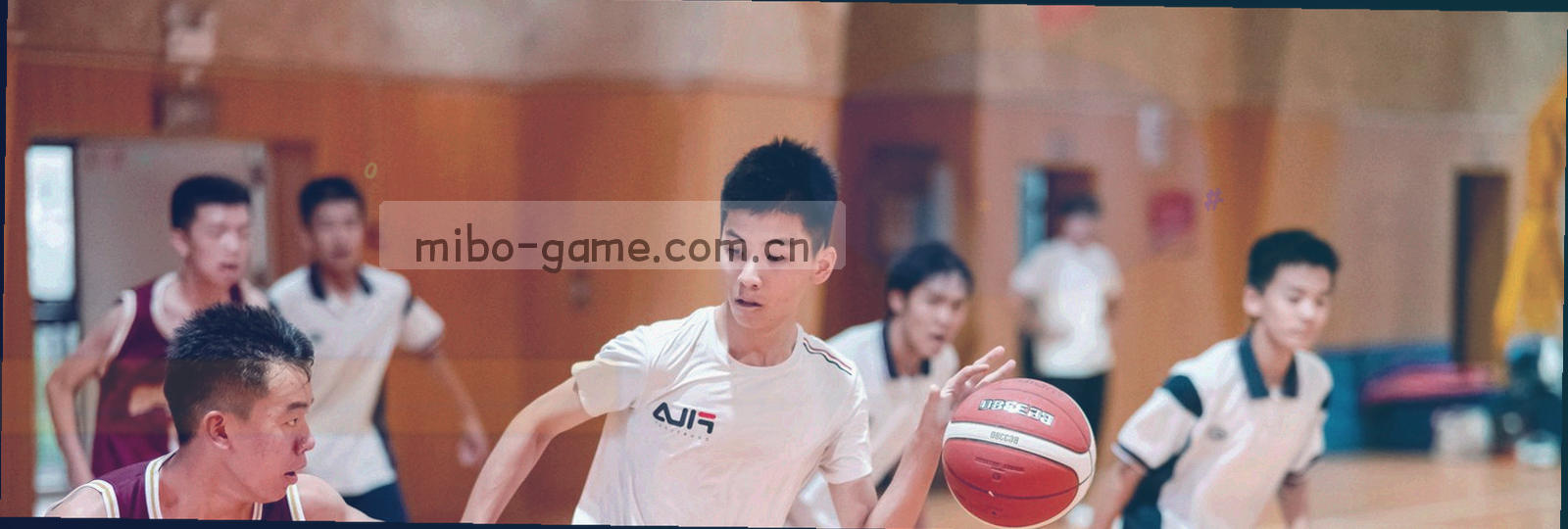 俯拍球场边线与中圈弧线的抽象构图，深墨绿底、冷调细线，带轻微颗粒